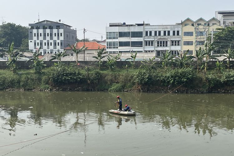 Pemuda yang Tenggelam di Kali Ciliwung Belum Ditemukan, Pencarian Dilanjutkan Siang Ini