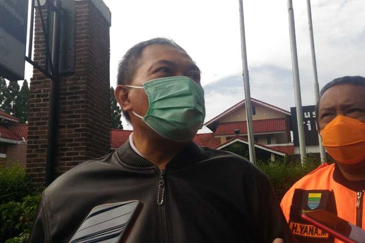 Wali Kota Bandung Oded M Danial saat mengunjungi titik banjir.