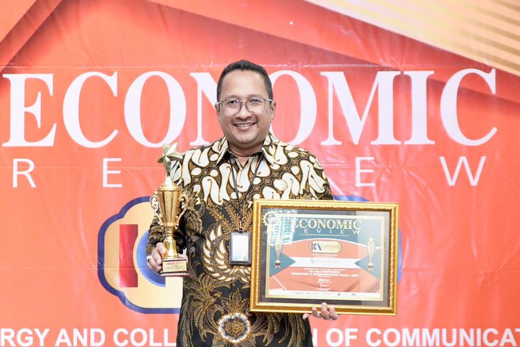 Corporate Secretary PT Jasa Raharja (Persero) Harwan Muldidarmawan menerima penghargaan sebagai The Best Corporate Secretary and Communication (Gold Award) 2023 Category Insurance Company, dengan level Platinum (Very Excellent).