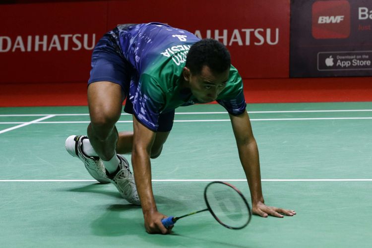 Tunggal putra Indonesia Tommy Sugiarto bertanding melawan tunggal putra Hong Kong, Lee Cheuk Yiu pada babak 32 besar Indonesia Masters 2022 di Istora Senayan, Jakarta, Rabu (8/6/2021).  Lee Cheuk Yiu berhasil mengalahkan Tommy Sugiarto melalui duel sengit tiga gim yang berakhir dengan skor 17-21, 21-9, dan 21-17.