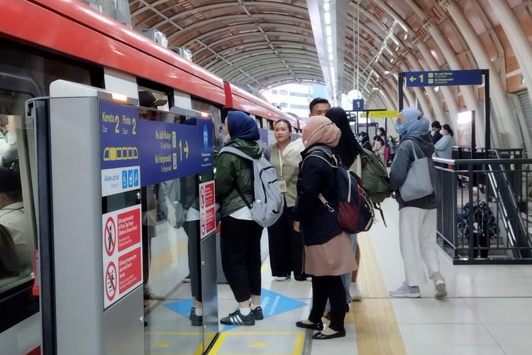 Sejumlah penumpang naik ke light rail transit (LRT) di Stasiun Dukuh Atas, Setiabudi, Jakarta Selatan, Senin (28/8/2023).
