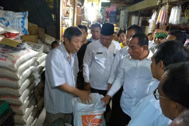 Gubernur Sumatera Utara, Edy Rahmayadi mengunjungi satu kios milik Acun di Pusat Pasar, Medan, Rabu pagi tadi (4/12/2019). Di kios tersebut, dia menemukan beras berbau apek. Acun menyebut beras dari goni berlogo Bulog tersebut baru dibelinya seminggu yang lalu.