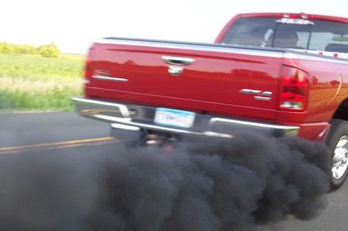 Seberapa Bahaya Mobil Diesel Mengeluarkan Asap Hitam Pekat