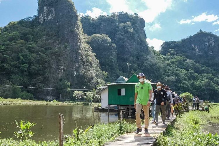 Menteri Pariwisata dan Ekonomi Kreatif (Menparekraf), Sandiaga Uno meresmikan kampung Ranjang-rammang, Kabupaten Maros, Sulawesi Selatan sebagai salah satu destinasi wisata nasional, Kamis (17/6/2021).