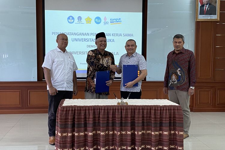 Rektor UT Prof. Ojat Darojat menyaksikanPenandatanganan UT dan USK dilakukan oleh Prof. Muktiyanto dengan Prof. Marwan (Wakil Rektor Bidang Umum dan Keuangan USK, Aceh) pada 19 Agustus 2022.