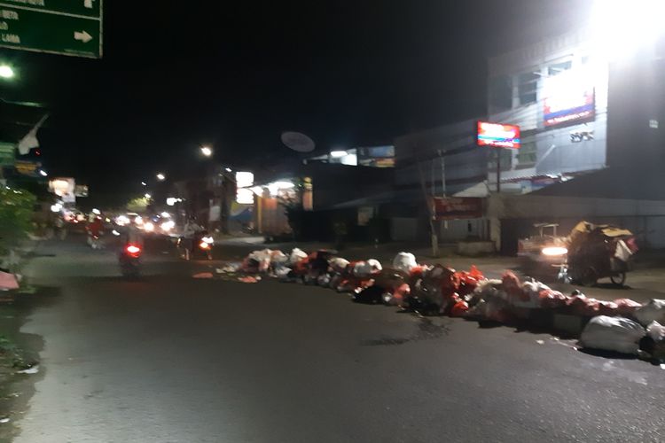 Tumpukan sampah di Jalan Raden Patah, Ciledug, Tangerang, Senin (26/5/2020) malam
