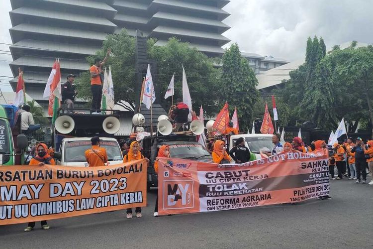 Ratusan buruh Jateng melakukan aksi demonstrasi di depan Kantor Gubernur Jateng, Senin (1/4/2023).