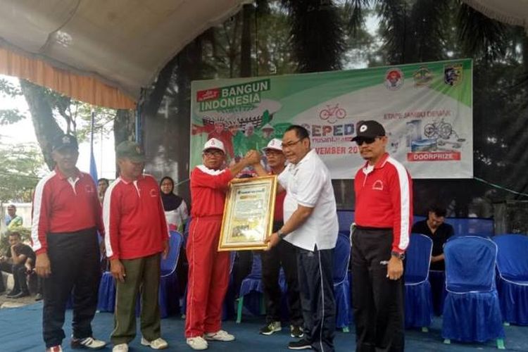 Kegiatan positif yang mengajak masyarakat berolahraga melalui payung Ayo Olahraga itu memulai start dari Stadion Pancasila dengan menempuh jarak 15 kilometer.