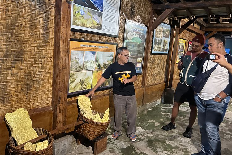 Koordinator PT Candi Ngrimbi Bambang Heri Purwanto saat menjelaskan seputar pengolahan belerang di PT Candi Ngrimbi, Banyuwangi (19/5/2025).