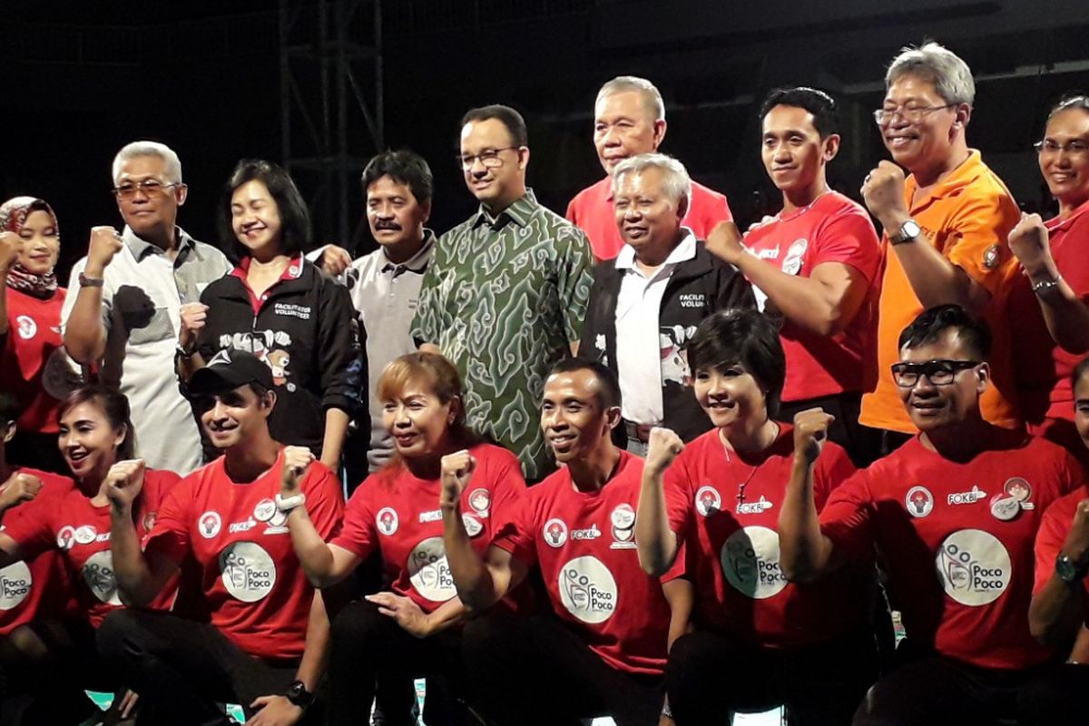 Gubernur DKI Jakarta Anies Baswedan bersama sejumlah instruktur tarian poco-poco di Sports Mall Kelapa Gading, Jakarta Utara, Sabtu (21/7/2018).