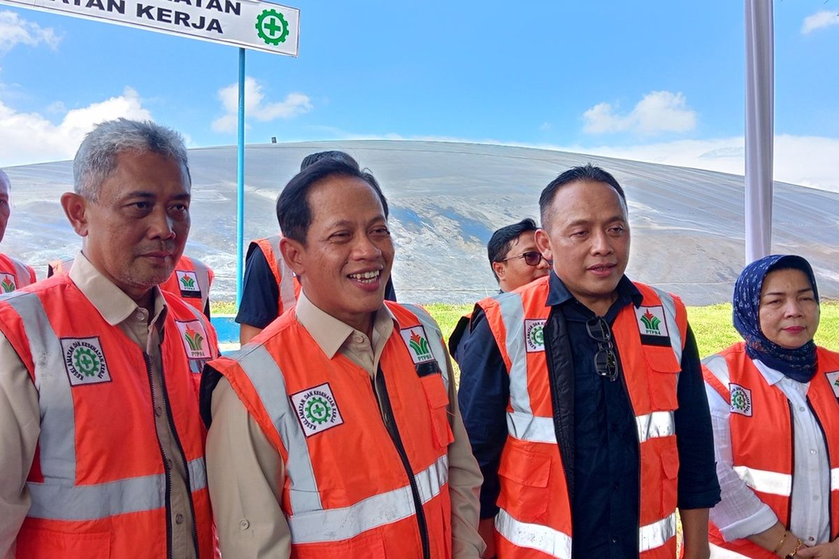 Menteri Lingkungan Hidup RI Hanif Faisol Nurofiq didampingi Dirut PTPN IV PalmCo, Jatmiko K Santosa di lokasi PLTBg Pagar Merbau PTPN IV Regional II di Kabupaten Deli Serdang, Jumat (29/11/2024) sore. Hanif menjelaskan pemanfaatan teknologi terbarukan seperti pengelolaan gas metana merupakan wujud komitmen terhadap keberlanjutan lingkungan dan pengelolaan sumber daya alam yang bertanggung jawab