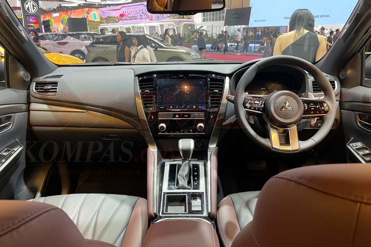 Mitsubishi New Pajero Sport resmi meluncur di Indonesia, ubahannya lebih ke estetika dan fitur, mesin masih sama. 