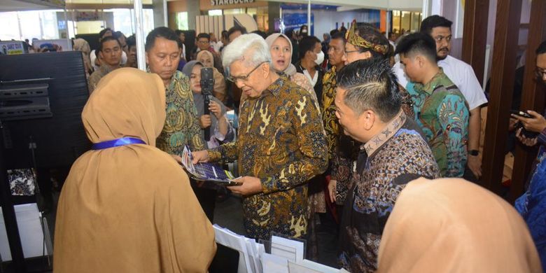 Wakil Gubernur (Wagub) Sumatera Selatan (Sumsel) Mawardi Yahya saat meninjau salah satu stan travel di Sriwijaya Travel Fair, di Atrium Palembang Indah Mall, Jumat (14/7/2023).
