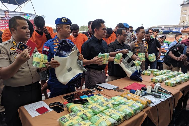 Wakil Direktur IV Bareskrim Polri, Kombes Pol Krisno Siregar memberi keterangan terkait penangkapan warga negara Malaysia yang susupkan narkoba menggunakan kapal pesiar