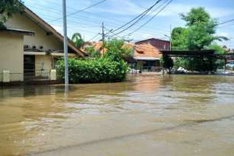 Banjir merendam Kelurahan Pela Mampang, Mampang Prapatan, Jakarta Selatan. Ketinggu