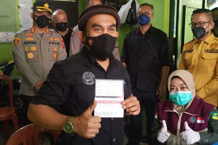 Mantan Narapidana Teroris Tasikmalaya menunjukkan bukti telah divaksin oleh Polresta Tasikmalaya di yayasan yang menaunginya di Kecamatan Tamansari, Kota Tasikmalaya, Jumat (13/8/2021).