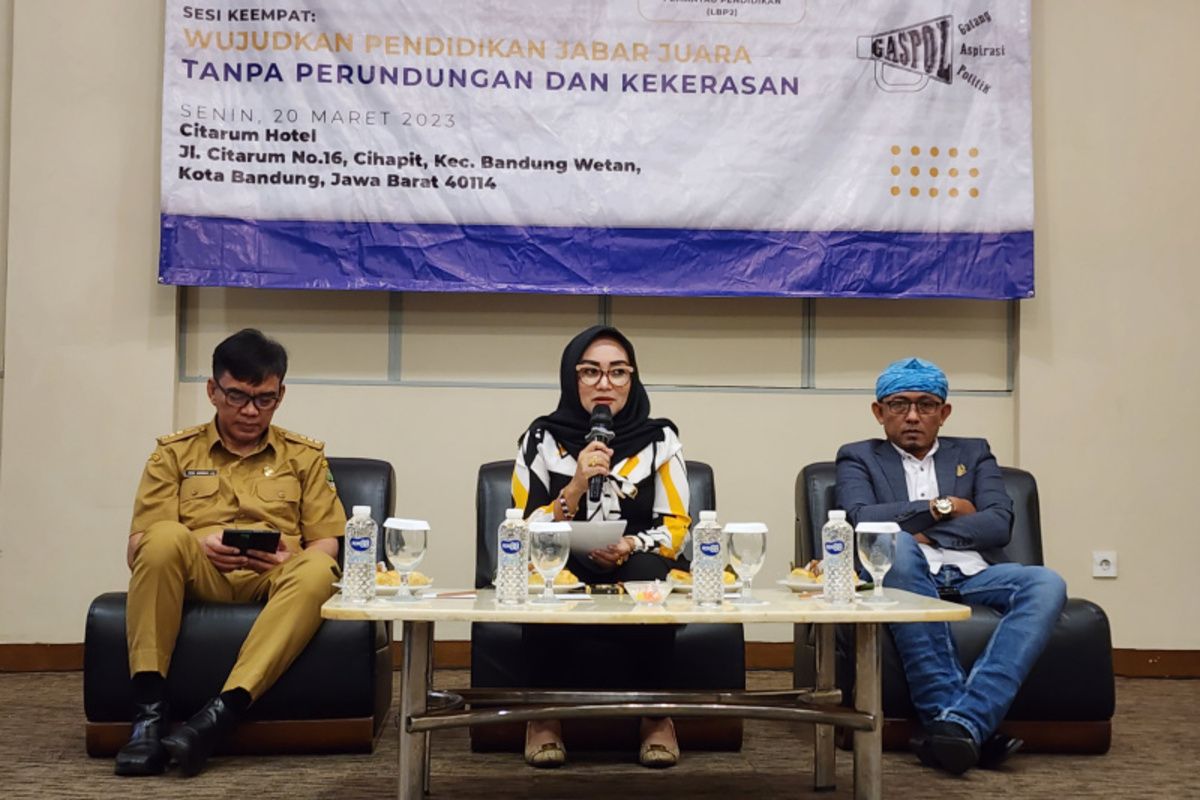 Anggota Komisi V DPRD Jabar, Sri Rahayu Agustina (tengah), Sekretaris Dinas Pendidikan Provinsi Jawa Barat Yesa Sarwedi (kiri) saat memaparkan tentang aksi perundungan di sekolah dalam diskusi bersama PWI Jabar di Jalan Citarum, Kota Bandung, Jawa Barat, Senin (20/3/2023).