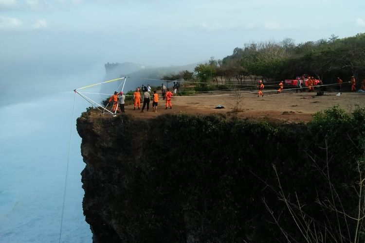 Proses pencarian korban terjatuh di tebing Tanjung Mebulu, Jalan Batu Lesung, Banjar Karang Boma Desa Pecatu, Kuta Selatan, Badung pada Senin (28/10/2019) sekitar pukul 18.00 WITA. 