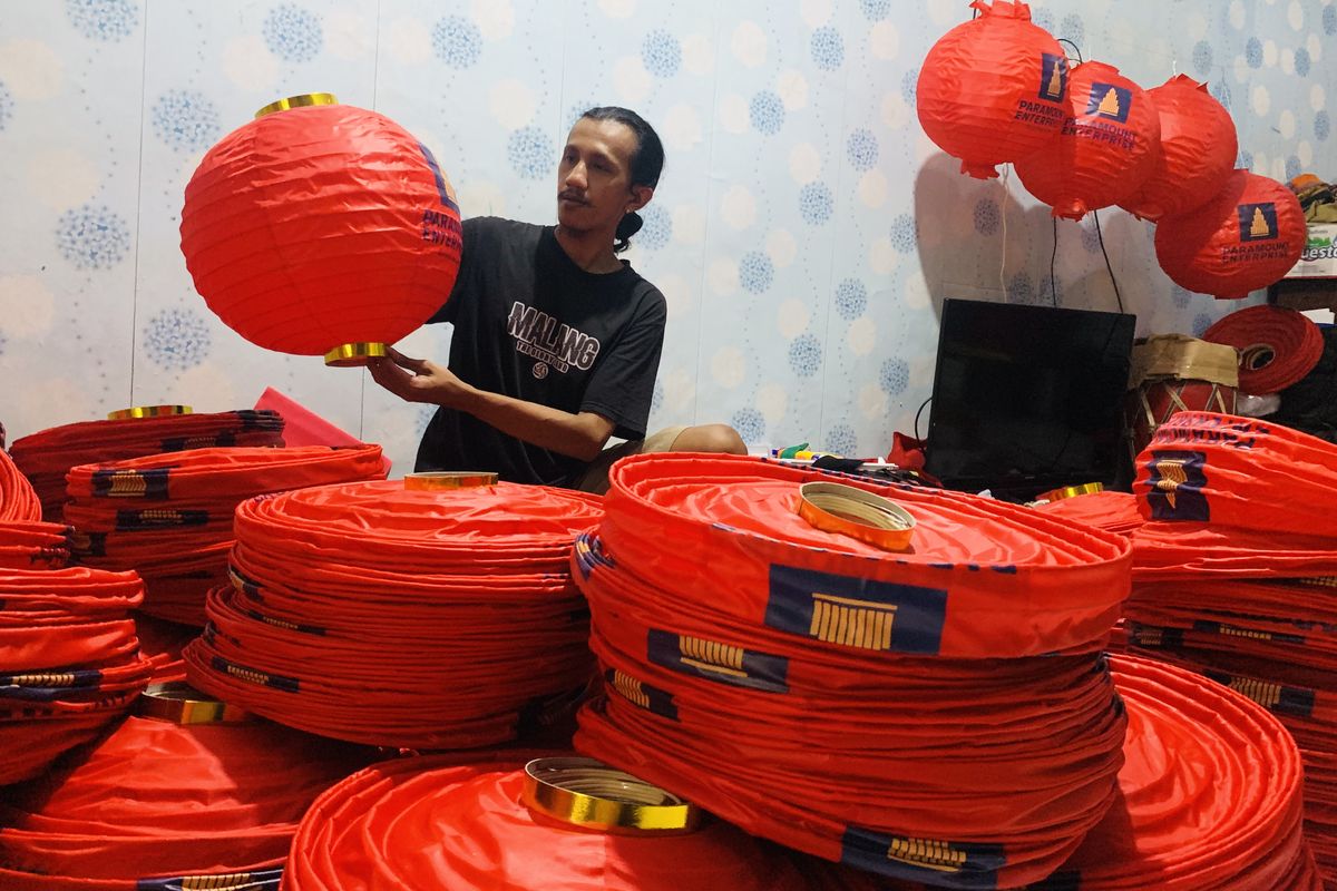 Jelang Tahun Baru Imlek 2025 seorang perajin sedang menunjukkan hasil pesanan lampion di Jodipan Kota Malang, Jawa Timur, Selasa (21/1/2025) siang.