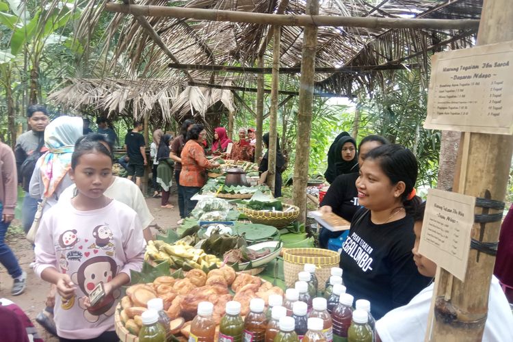 Warga berbelanja di Pasar Tegalan yang ada di Tegalombo, Blotongan, Salatiga