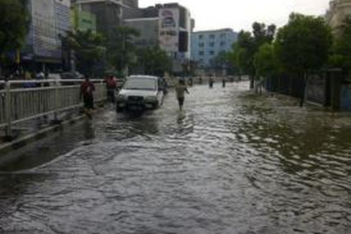 Kondisi banjir di Jalan Tendean, Rabu (29/1/2014).