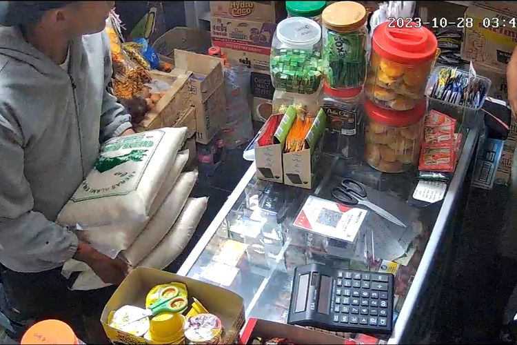 Rekaman CCTV saat pelaku percobaan pencurian beras ketahuan oleh pemilik toko kelontong, Hamim Wilyam (30).