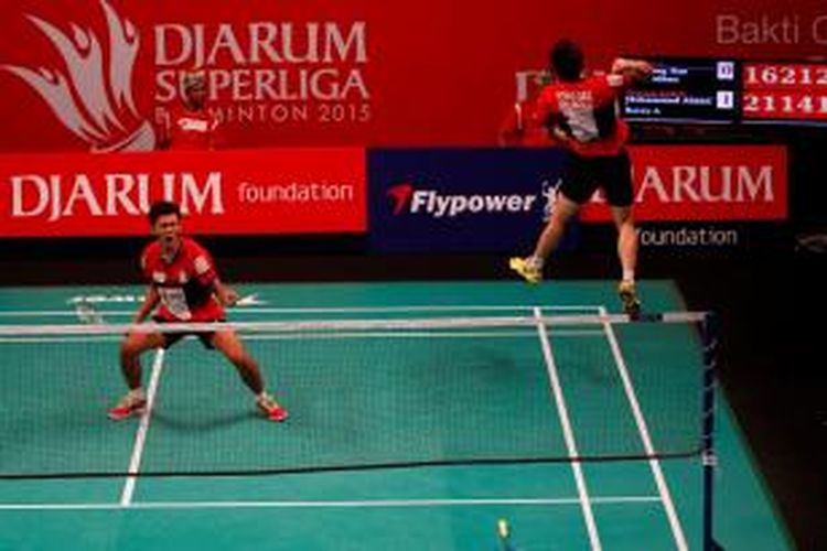 Pemain ganda Musica Champion Kudus, Lee Yong-dae (kanan)/Fajar Alfian, merayakan kemenangan atas pasangan Djarum Kudus, Mohammad Ahsan/Berry Angriawan, pada laga kedua partai final Djarum Superliga Badminotn 2015 di GOR Lila Bhuana Denpasar, Bali, Minggu (1/2/2015). Lee/Fajar menang 16-21, 21-14, 21-15.