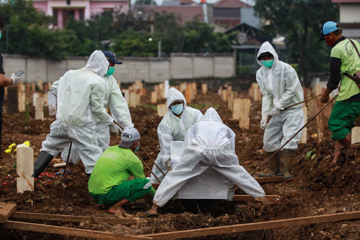 Petugas memakamkan jenazah pasien Covid-19 di TPU Srengseng Sawah, Jakarta Selatan, Senin (25/1/2021). Berdasarkan data Satgas Penanganan Covid-19, terdapat 9.994 kasus baru dalam 24 jam terakhir. Jumlah pasien Covid-19 di Indonesia hingga hari ini 999.256 orang, terhitung sejak pengumuman pasien pertama pada 2 Maret 2020.