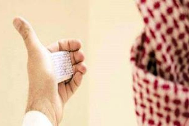 Seorang pria Arab Saudi menemukan kertas contekan yang digunakan 20 tahun lalu masih tersumpal dalam telinganya setelah merasakan sakit dalam beberapa hari terakhir ini.
