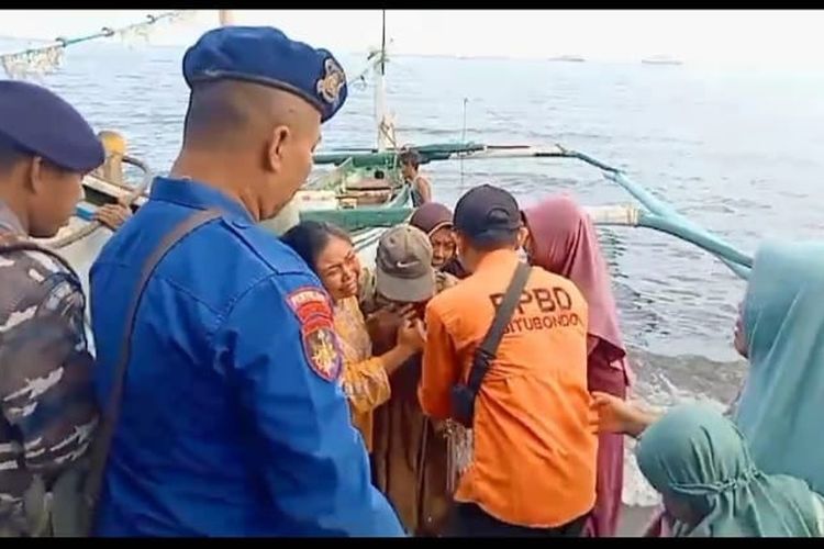 Foto: Nelayan yang hilang di Situbondo saat bertemu kembali dengan keluarganya pada Selasa (30/4/2024).