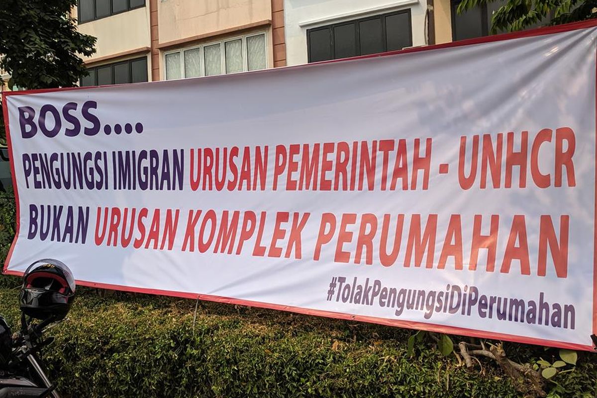 Spanduk Penolakan Penampungan Para Pencari Suaka Oleh Warga Kalideres