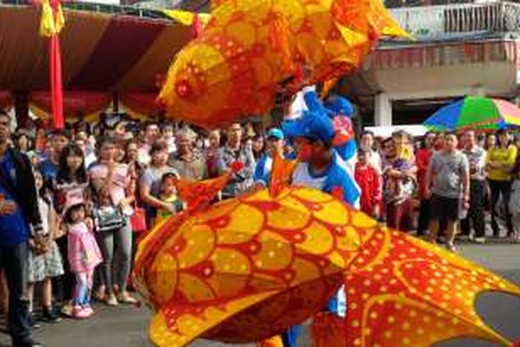 Atraksi ikan turut memeriahkan rangkaian acara perayaan Cap Go Meh di Pontianak, Kalimantan Barat, Sabtu (20/2/2016).