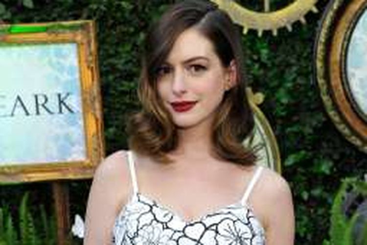 Aktris Anne Hathaway menghadiri acara peragaan mode dan aksesori yang terinspirasi film Alice Through the Looking Glass di Roseark, Los Angeles, California, AS, pada 12 Mei 2016 waktu setempat.
