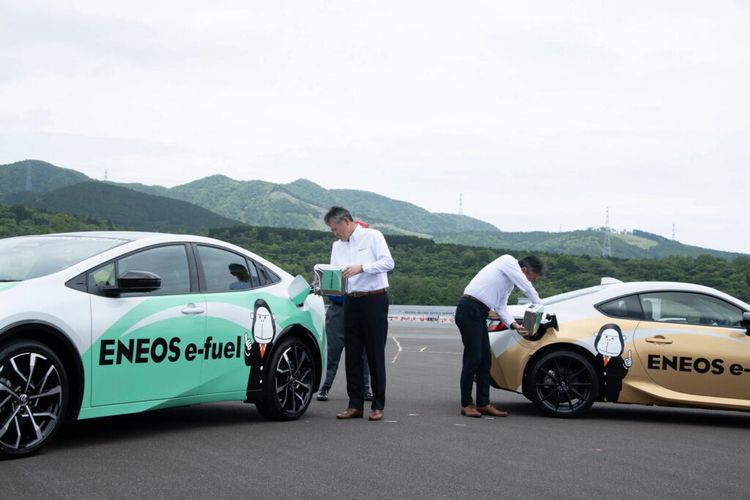 Pengetesan bahan bakar sintetis buatan Eneos pada Toyota Prius PHEV dan GR86
