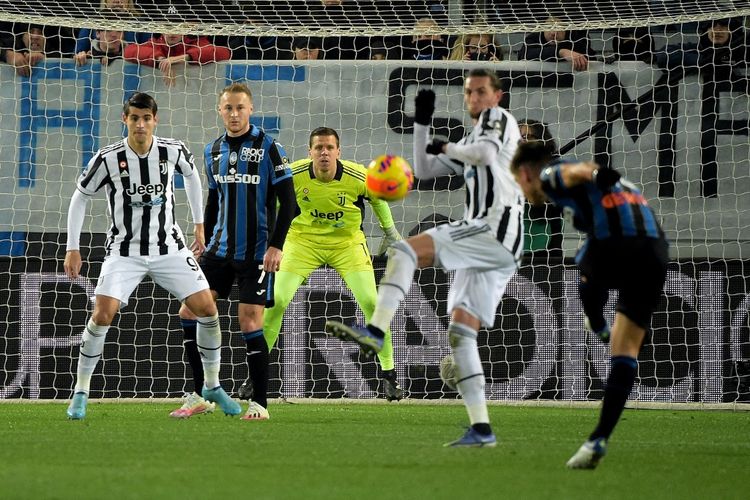Gelandang Atalanta Ruslan Malinovskyi (kanan) melepas tembakan roket yang merobek gawang Juventus. Atalanta menjamu Juventus pada pekan ke-25 Liga Italia 2021-2022 di Stadion Gewiss, Senin (14/2/2022) dini hari WIB.