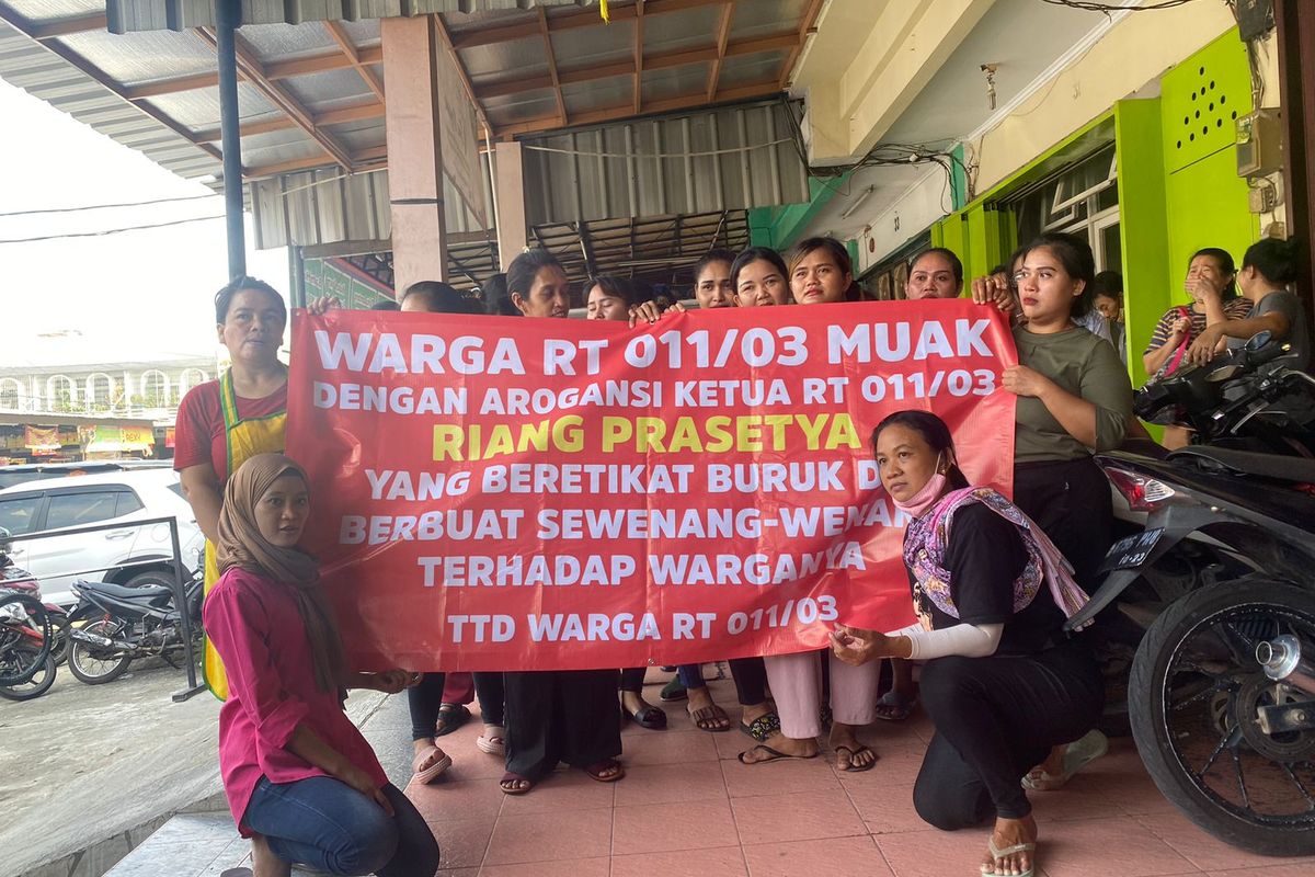 Para penyewa ruko di RT 011/RW 03, Jalan Niaga, Blok Z4 Utara dan Blok Z8 Selatan, Pluit, Penjaringan melakukan aksi protes terhadap pembongkaran yang akan segera dilakukan oleh Pemerintah Kota (Pemkot) Jakarta Utara. Mereka menolak area ruko yang melanggar IMB ini dibongkar meski mengetahui caplok bahu jalan dan menutup saluran air. 