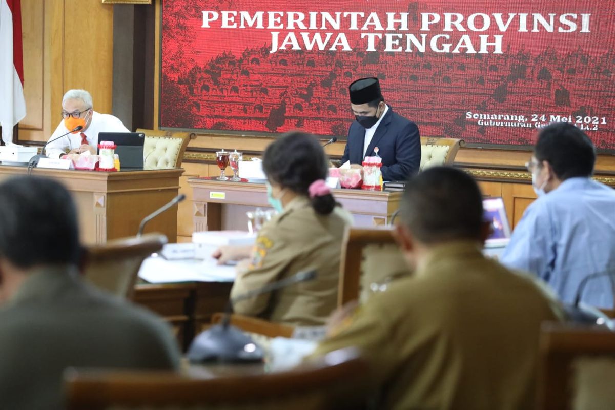 Gubernur Jawa Tengah (Jateng) Ganjar Pranowo bersama jajarannya mengikuti rapat Covid-19 di Kantor Gubernur Jateng, Senin (24/5/2021).
