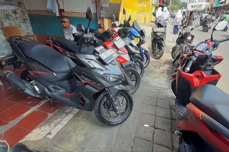 Ilustrasi jual beli motor bekas.