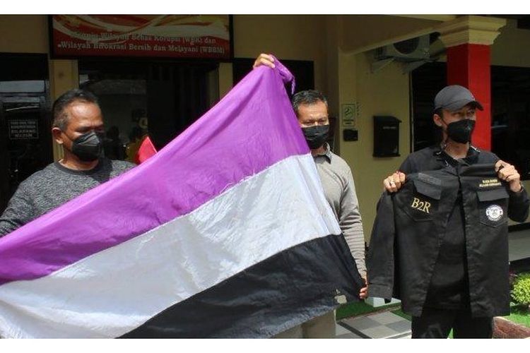 Bendera ungu putih hitam dan jaket black baron yang dibawa anggota geng motor di Indramayu saat serang pengendara motor, dipaparkan saat rilis kasus oleh Polres Indramayu, Minggu (28/11/2021).