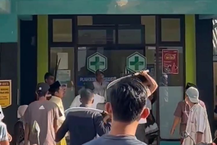 Sejumlah warga menggeruduk UGD Puskesmas Geger dengan membawa parang, Senin (28/4/2025). 