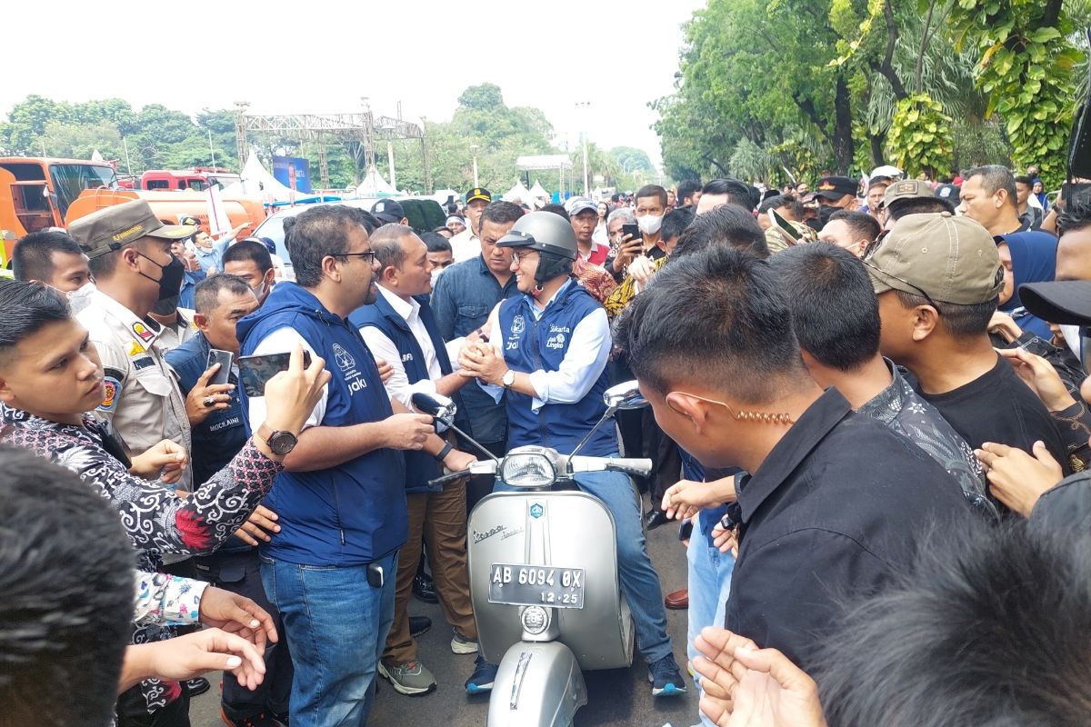 Gubernur DKI Jakarta Anies Baswedan saat mengendarai vespa klasik di Jalan Merdeka Selatan, Jakarta Pusat, Minggu (16/10/2022) siang.