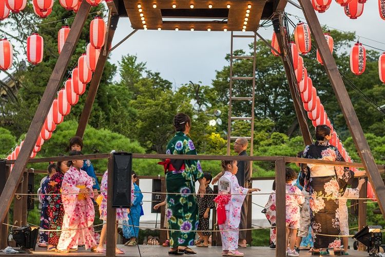 Masyarakat Jepang sedang menikmati festival Bon-Odori di Kuil Zenkouji. Kuil yang telah berdiri sejak abad ke-7 tersebut terletak di Nagano, Jepang.