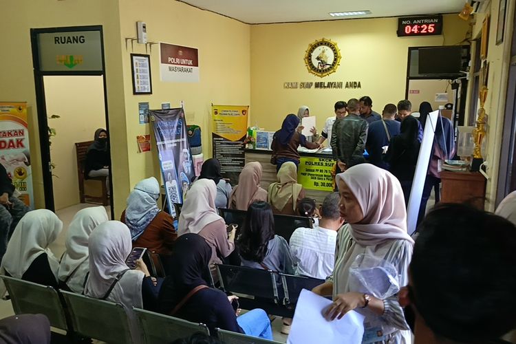 Pemohon SKCK di Polres Subang Membeludak Pasca-Lebaran, Polisi Pasang Tenda Tambahan