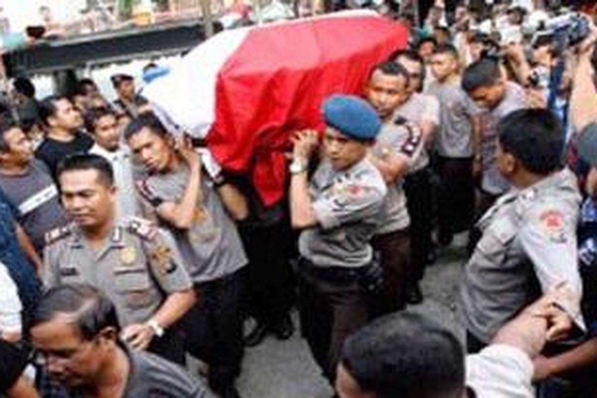 Jenazah Briptu Imanuel Simanjuntak tiba di rumah duka, Rabu (18/8/2010).