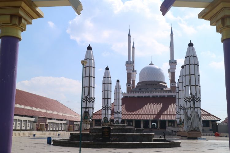 Kemegahan masjid Agung Jawa Tengah d Semarang, merupakan perpaduan arsitektur Eropa, Arab, dan Interior Jawa.