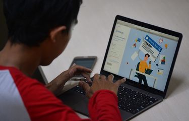 Warga mencari informasi tentang pendaftaran program Kartu Prakerja gelombang kedua di Jakarta, Senin (20/4/2020). Pemerintah membuka gelombang kedua pendaftaran program yang bertujuan memberikan keterampilan untuk kebutuhan industri dan wirausaha itu mulai Senin ini hingga dengan Kamis (23/4/2020) melalui laman resmi www.prakerja.go.id. ANTARA FOTO/Aditya Pradana Putra/wsj.
  *** Local Caption *** 
