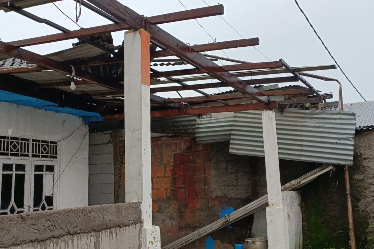 Kondisi atap di salah satu rumah warga di Kampung Buek Jaya, Desa Sumberjaya, Tambun Selatan, Kabupaten Bekasi pada Kamis (2/3/2023). Atap rumah itu rusak setelah angin puting beliung menerpa 3 desa di Tambun Selatan pada Rabu (1/3/2023).