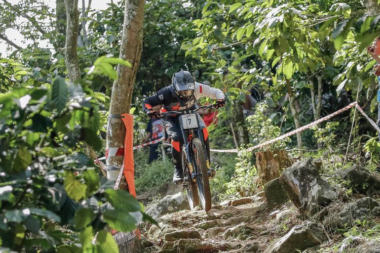 Abdul Hakim menjadi kampiun pada 76 Indonesian Downhill 2022 Seri 2 yang digelar di Ternadi Bike Park, Kudus kategori Men Elite dengan catatan waktu 3 menit 15.413 detik.
