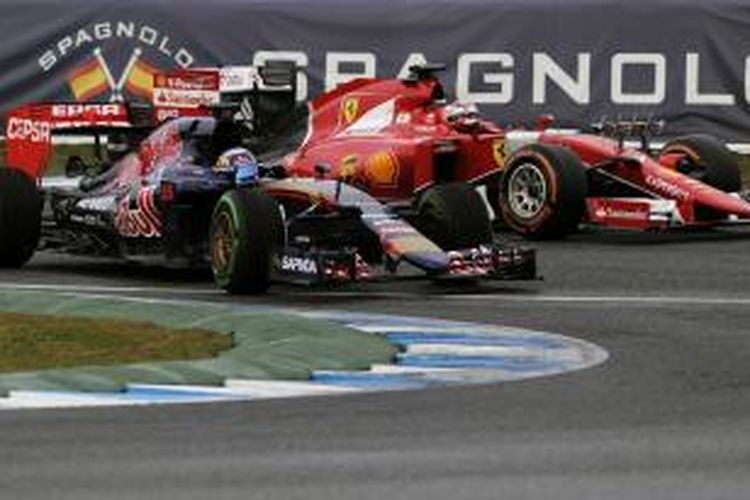 Pebalap Ferrari asal Finlandia, Kimi Raikkonen (kanan), dan pebalap Toro Rosso asal Spanyol, Carlos Sainz, memacu mobil mereka pada hari ketiga uji coba pramusim pertama Formula 1 2015 di Sirkuit Jerez, Spanyol, Selasa (3/2/2015).