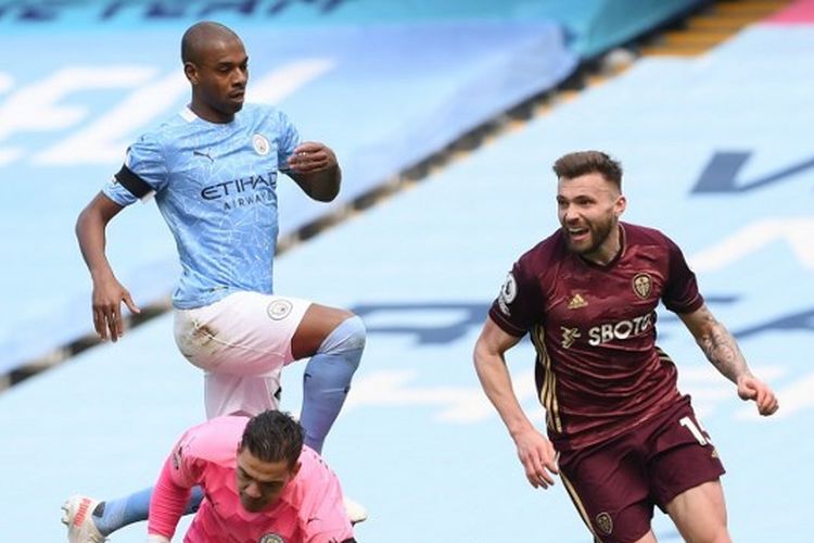 Gelandang Leeds United, Stuart Dallas, saat membobol gawang Manchester City pada laga lanjutan pekan ke-31 Liga Inggris di Stadion Etihad, Sabtu (10/4/2021) malam WIB.